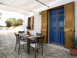 a table and chairs on the patio of a house at Valle Verde 3 Clima & Wi-Fi in Castellammare del Golfo