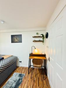 a bedroom with a desk and a bed and a door at Britlodge Ruskin Stay in Manchester