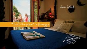 a bedroom with a blue bed with a tray with a napkin at Camere Giuliano basso in Vernazza