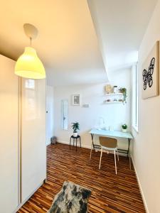 a kitchen and dining room with a table and chairs at Britlodge Ruskin Stay in Manchester