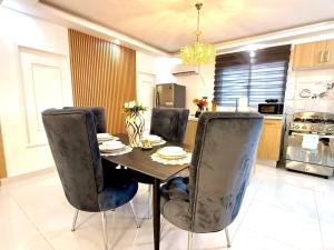 a dining room with a table and chairs at Cange in Albana