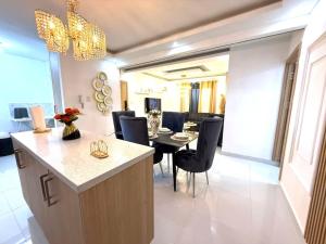 a kitchen and dining room with a table and chairs at Cange in Albana