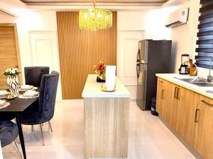 a kitchen with a table and a refrigerator at Cange in Albana