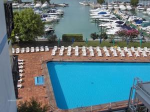 Bazén v ubytování Hotel Marina Uno nebo v jeho okolí