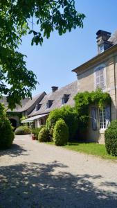 a house with a driveway in front of it at Maison Thoumieu in Azereix