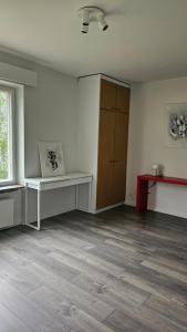 an empty room with white walls and wooden floors at Jämsän Kulma in Halli