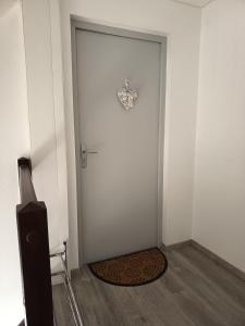 a room with a door with a speaker next to it at Charmant T2 Cosy - Sous les toits in Luxeuil-les-Bains