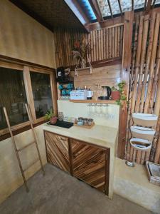 eine Küche mit Arbeitsfläche und eine Toilette in einem Zimmer in der Unterkunft Lula House in El Nido
