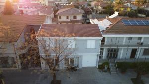 an overhead view of a white house with a roof at Neapolis casa vacanza in Terralba