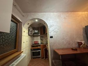 a small kitchen with an archway in the wall at Apartament MARY in Constanţa