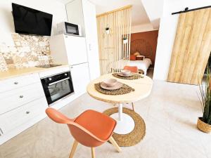 a kitchen and living room with a table and chairs at Cocon d'Amour & Spa in Le Thoronet
