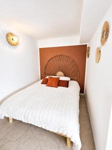 a bedroom with a white bed with a wooden headboard at Cocon d'Amour & Spa in Le Thoronet