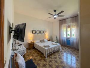 a bedroom with a bed and a flat screen tv at Budoni Casa Vacanze - MAR DEI CORALLI in Budoni