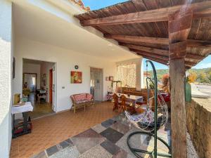 a living room with a wooden pergola at Budoni Casa Vacanze - MAR DEI CORALLI in Budoni