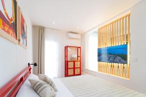 a bedroom with a bed and a window at Velis - art & hospitality in Posada