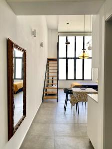 a living room with a mirror and a table at Jardín Viveros-Turia in Valencia