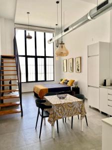 a bedroom with a bed and a table with chairs at Jardín Viveros-Turia in Valencia