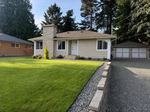 a house with a green lawn in front of it at Modern Nest - Cozy & Free Parking in Edgewood