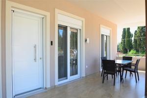 a dining room with a table and chairs at Pella Luxury Archonta in Pélla