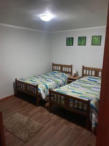 two beds in a room with at Hostal El Boldal Marchigüe in Marchihue