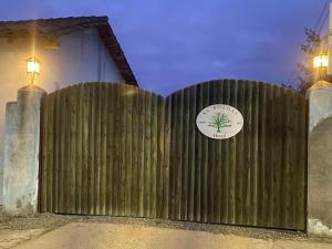 a wooden fence with a sign on it at Hostal El Boldal Marchigüe in Marchihue