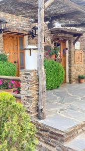 a house with a wooden pole in front of it at Ático Casa Ángel in Bubión