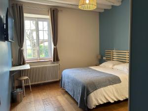 a bedroom with a bed and a window at Maison d'hôtes Le Rancher in Teloché