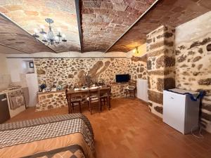 a room with a table and a kitchen and a dining room at Arcem in Calascio