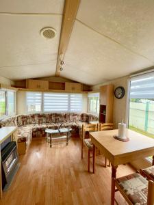a living room with a couch and a table at Bungalow Katalina in Bourbourg