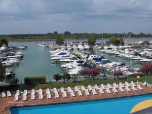 Výhled na řeku, která protéká v blízkosti hotelu