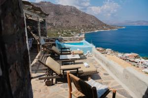 eine Terrasse mit Meerblick und ein Pool in der Unterkunft Castle Rizaraki in Kokkala