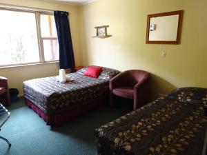Un pat sau paturi într-o cameră la Glow Worm Accommodation