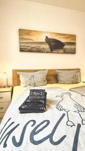 a bedroom with a bed with a sign on it at Muschel am Strand in Breege