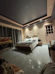 a bedroom with a large bed in a room at kingsgate in Nerul