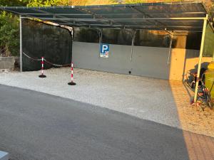 ein Parkplatz mit einem Parkschild in einem Parkhaus in der Unterkunft Apartman Eva Rogotin in Rogotin