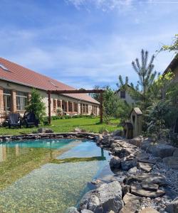 a swimming pool in a yard next to a house at Chalupa u babičky in Salka