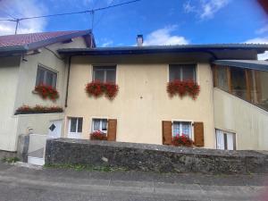 a house with flower boxes on the side of it at Au refuge de David et Leah in Willer-sur-Thur