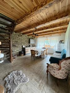 a living room with a table and a couch at La Tarani in Vatra Dornei
