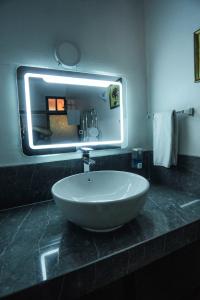 a sink in a bathroom with a large mirror at Hotel Divisamar by LHR in Manuel Antonio
