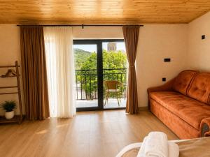 ein Wohnzimmer mit Sofa und großem Fenster in der Unterkunft Hotel Prime in Mzcheta + 20 Fotos