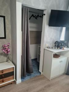 a room with a kitchen with a sink and a mirror at Gemütliche Apartments in Bendorf +49 photos