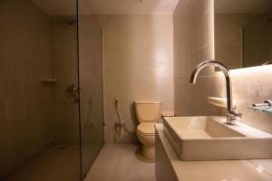 ein Badezimmer mit Toilette, Waschbecken und Dusche in der Unterkunft ClA Haven-Calma in Kairo
