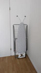a seat in a cart in the corner of a room at 2 Zimmer Ferienwohnung nahe Schweiz in Bad Säckingen