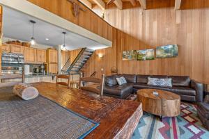 a living room with a couch and a table at Bed-N-Bliss in Kings Beach +31 photos