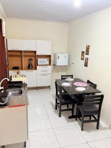 a kitchen and dining room with a table and chairs at Apartamento do Graf 2 in Sorriso