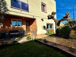 a house with a tree in the yard at Riba d'aude in Carcassonne