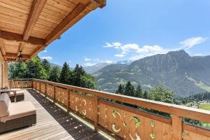 ein Balkon mit Bergblick in der Unterkunft Winterfell in Leysin