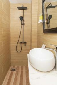 a bathroom with a sink and a shower at Bungalows Hill Mũi Né in Ấp Thiện Long +33 photos