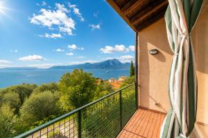a balcony with a view of the ocean at La Cami in Torri del Benaco