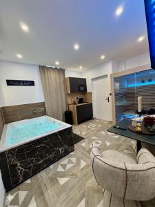 a living room with a hot tub in the middle at Hermitage Spa in Dijon